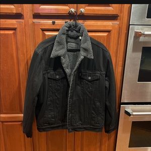Black Large Men’s Levi’s denim jacket with lining